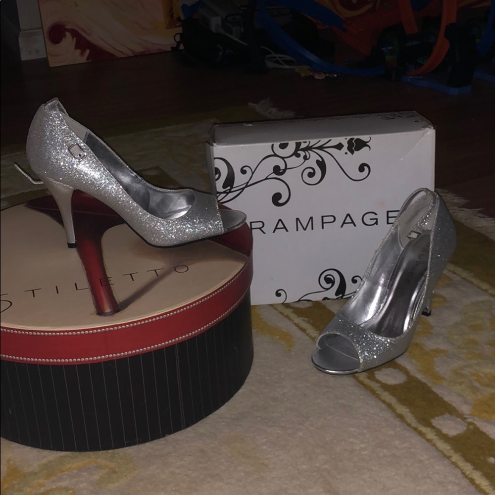 🔥 Silver glittery heels. By rampage brand .